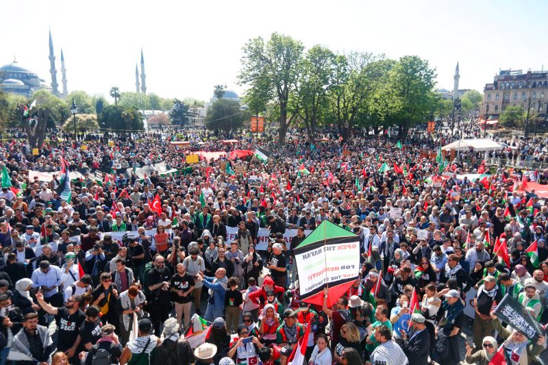 الآلاف بإسطنبول يحتشدون في مظاهرة تحت شعار "لا تنسَ غزة"