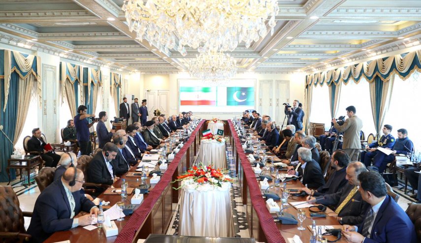 رئيسي : الارضيات متاحة لتطوير التعاون في مجال الطاقة بين ايران وباكستان