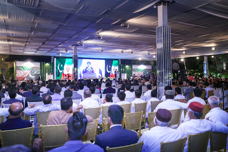 الرئيس الايراني يلتقي مع حشد من النخب والمثقفين والناشطين الاقتصاديين وعلماء الدين في مدينة كراتشي  