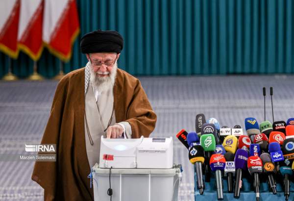 رہبر انقلاب اسلامی نے پارلیمانی انتخابات کے دوسرے مرحلے پر  اپنا ووٹ کاسٹ کیا
