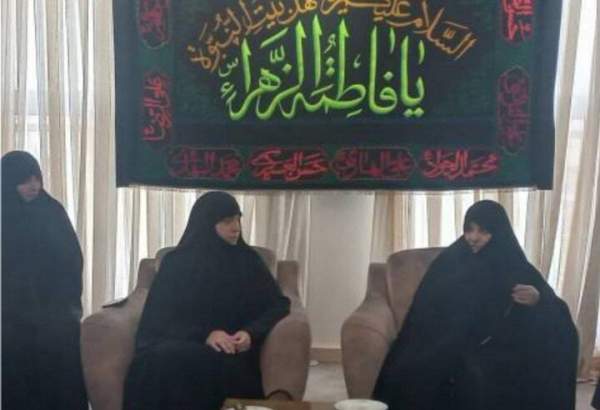La fille du chef du Hezbollah rencontre la famille du martyr Raïssi